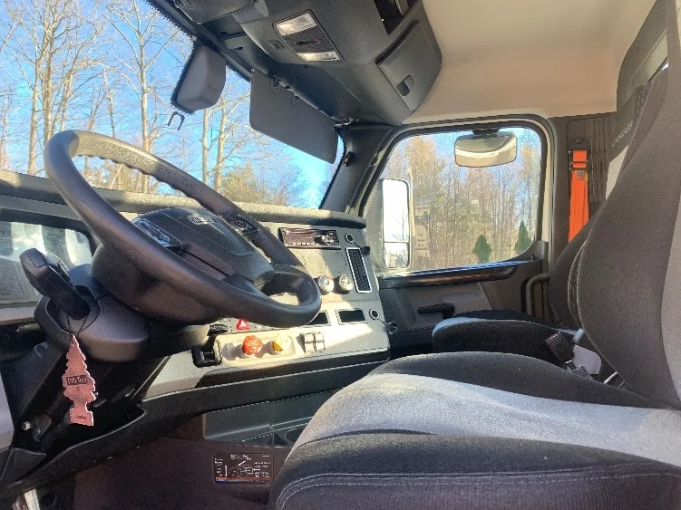 2019 Freightliner Cascadia - image 10