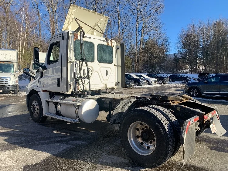 2019 Freightliner Cascadia - image 5