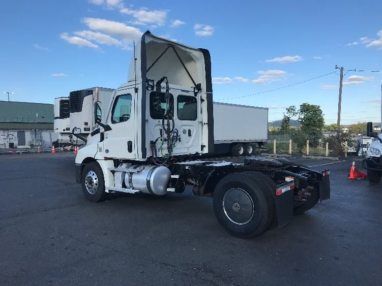 2020 Freightliner Cascadia in Allentown, PA — photo 5