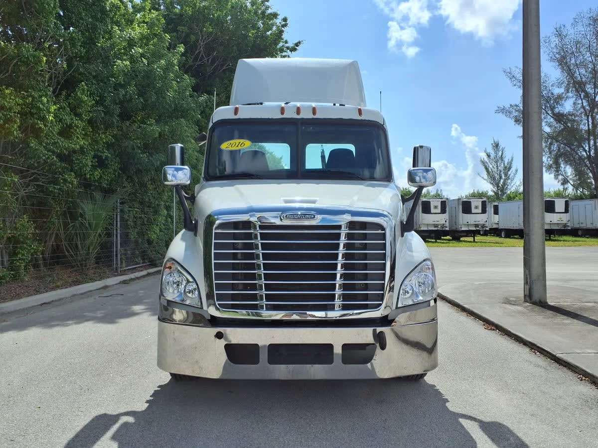 2016 Freightliner Cascadia in Davie, FL — photo 2