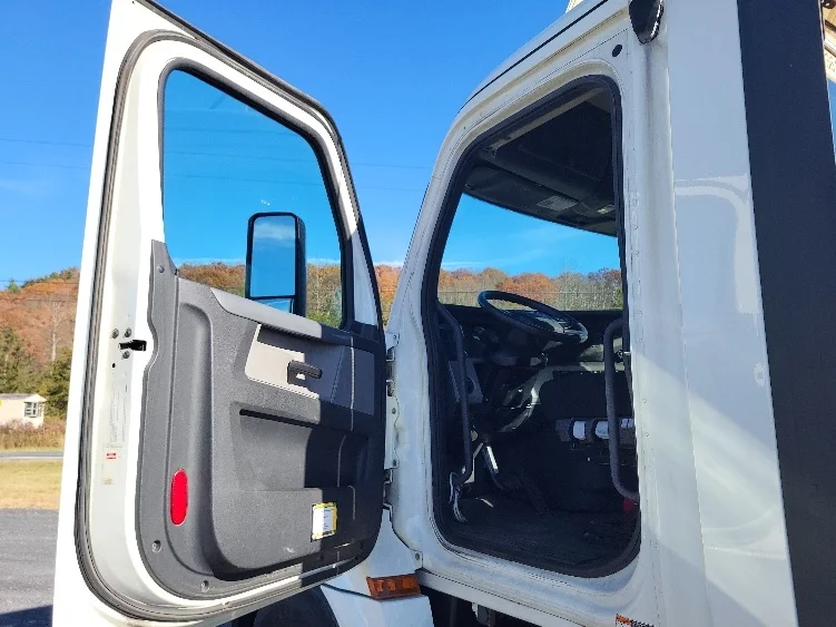 2019 Freightliner Cascadia - image 9