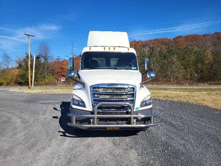 2019 Freightliner Cascadia - image 2