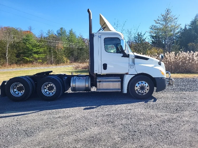 2019 Freightliner Cascadia - image 8