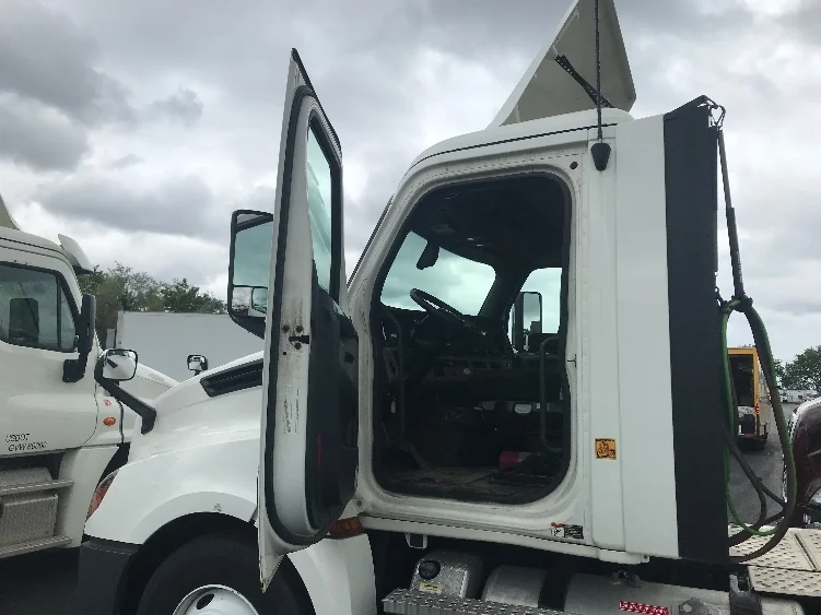 2020 Freightliner Cascadia - image 9