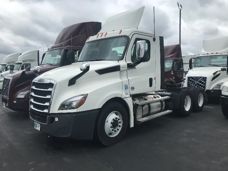 2020 Freightliner Cascadia - image 3