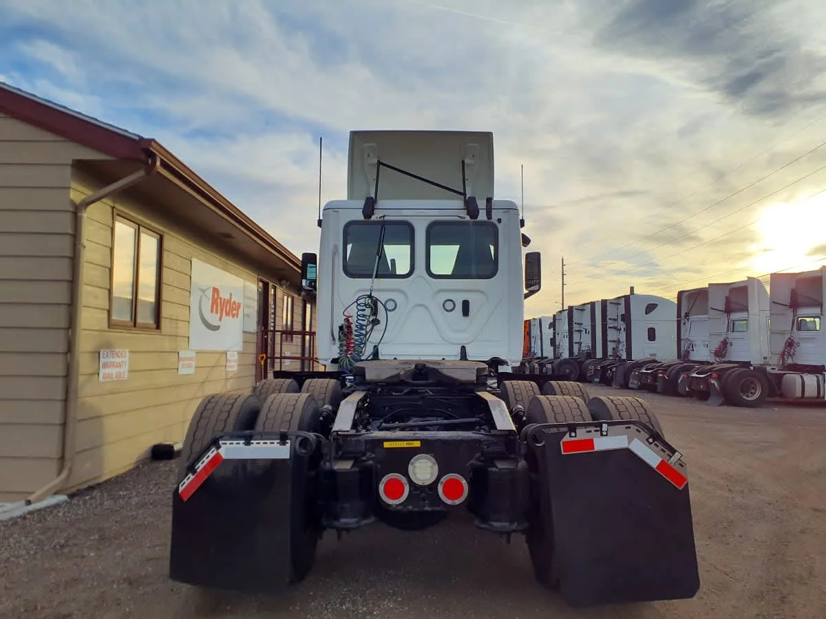 2019 Freightliner Cascadia - image 5