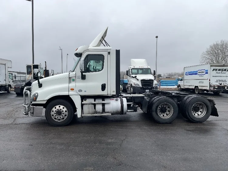 2018 Freightliner Cascadia in Kansas City, MO — photo 4