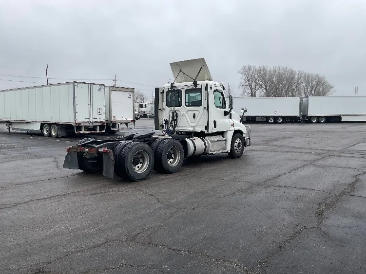 2018 Freightliner Cascadia in Kansas City, MO — photo 7