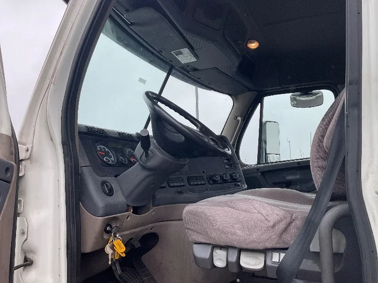 2018 Freightliner Cascadia in Kansas City, MO — photo 9