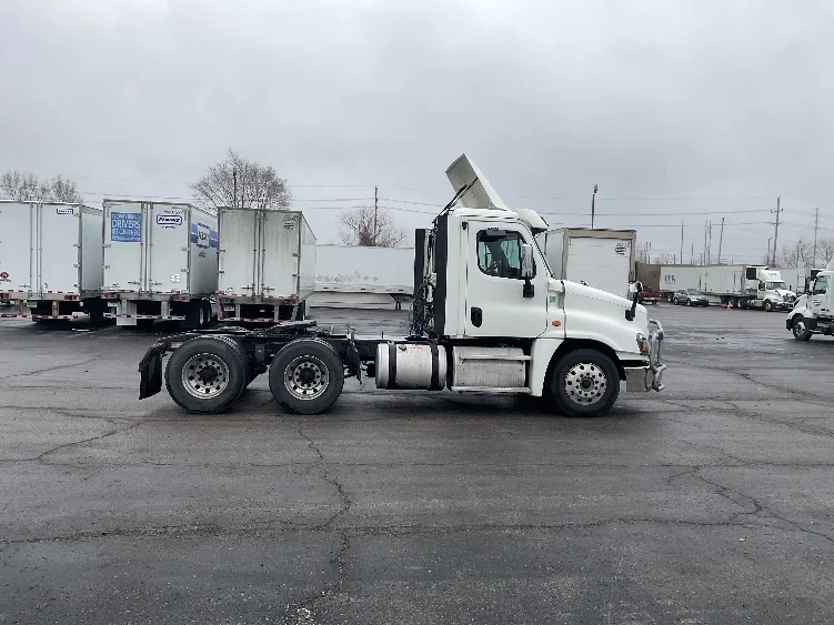 2018 Freightliner Cascadia in Kansas City, MO — photo 8