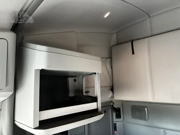 2018 Kenworth T680 - image 42