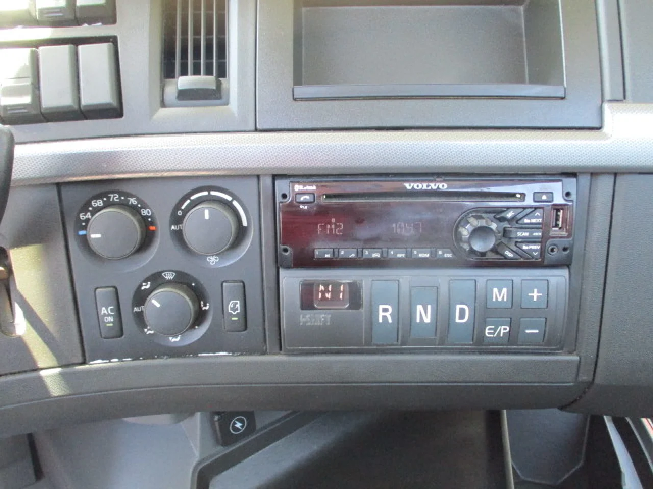 2020 Volvo VNR 640 in Hagerstown, MD — photo 17