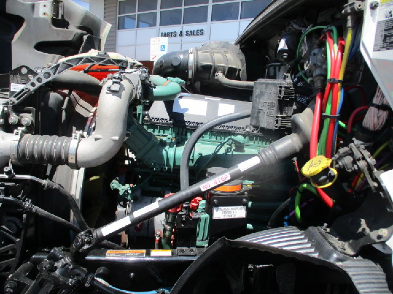 2020 Volvo VNR 640 in Hagerstown, MD — photo 9