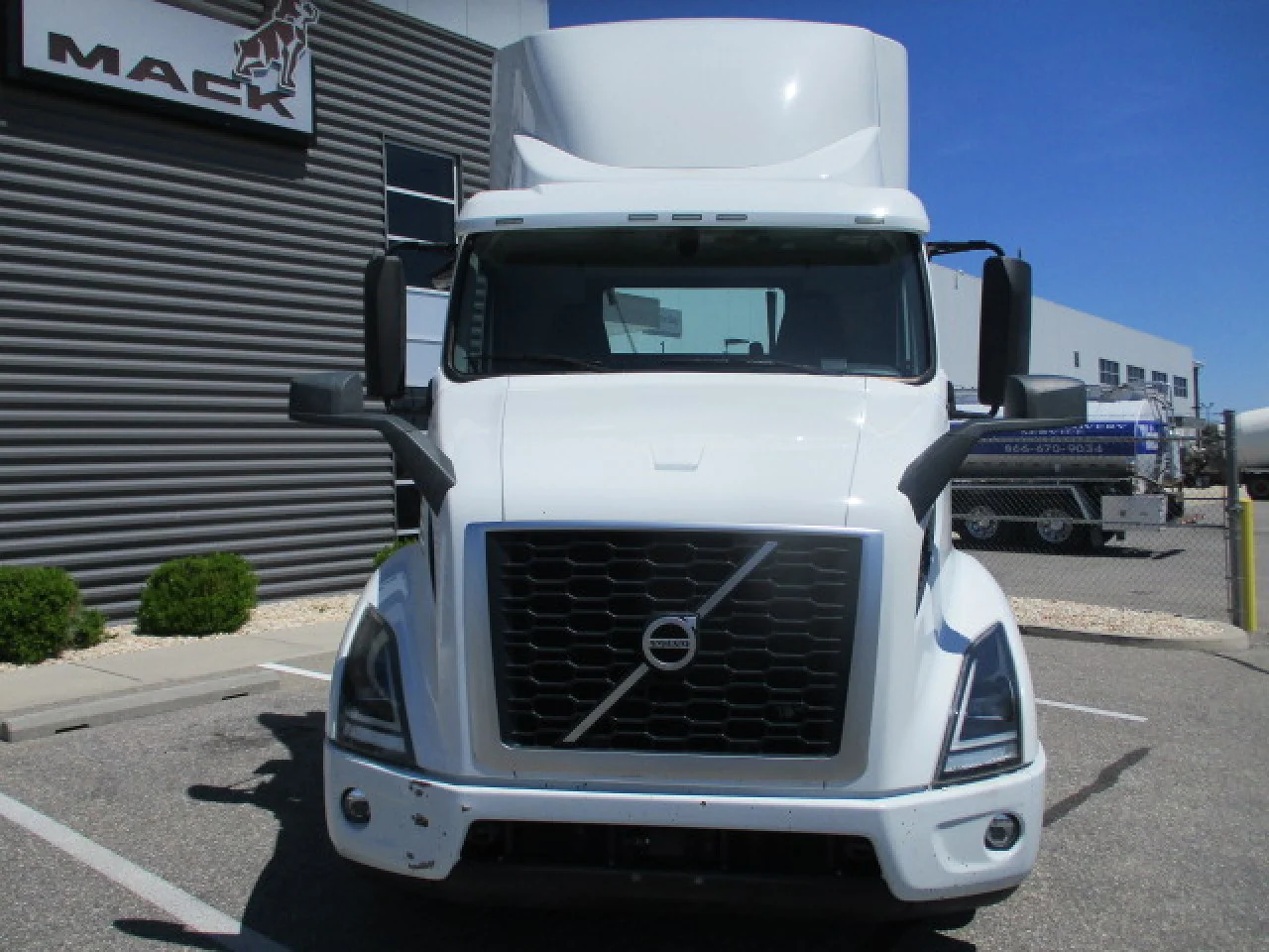 2020 Volvo VNR 640 in Hagerstown, MD — photo 2