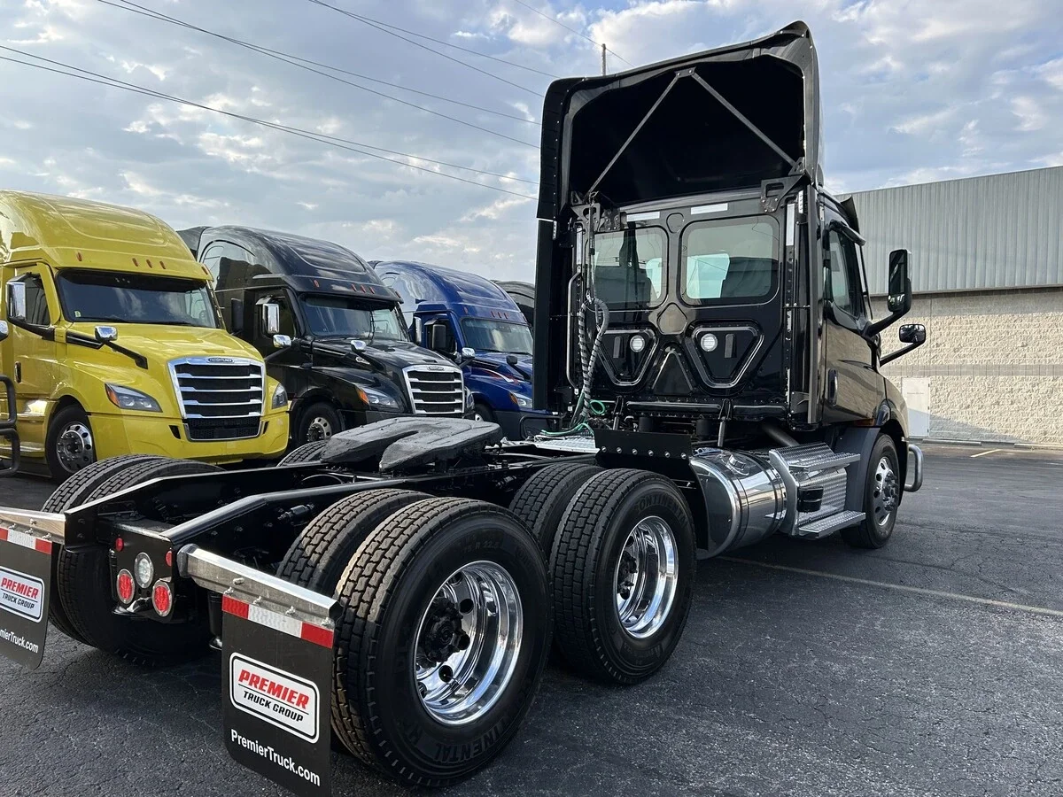 2023 Freightliner Cascadia — photo 4