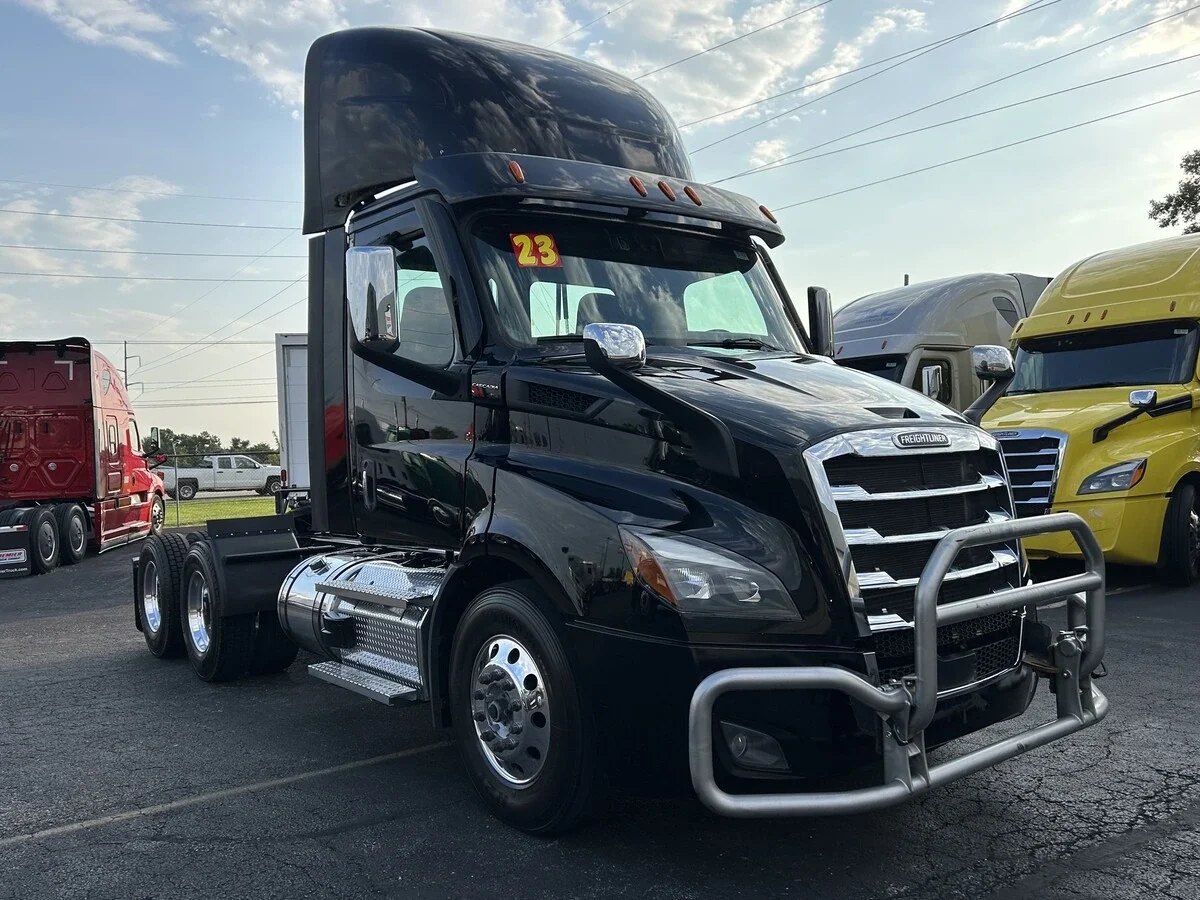2023 Freightliner Cascadia — photo 2
