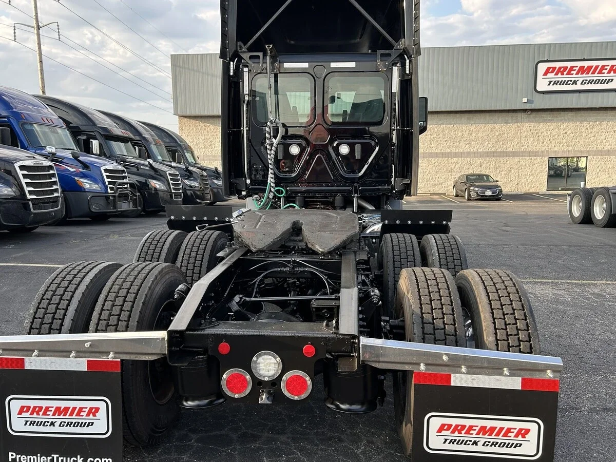 2023 Freightliner Cascadia — photo 5