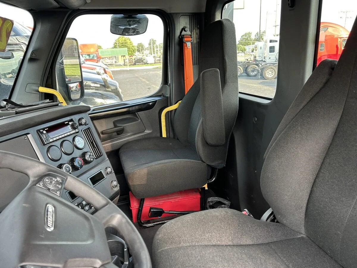 2023 Freightliner Cascadia — photo 8