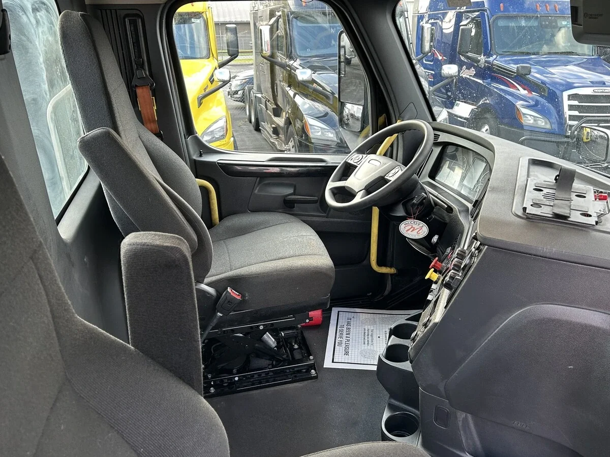 2023 Freightliner Cascadia — photo 7