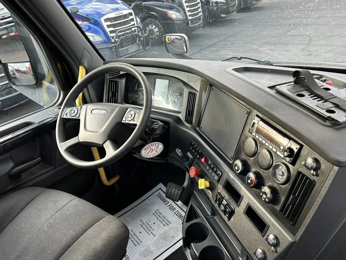 2023 Freightliner Cascadia — photo 6