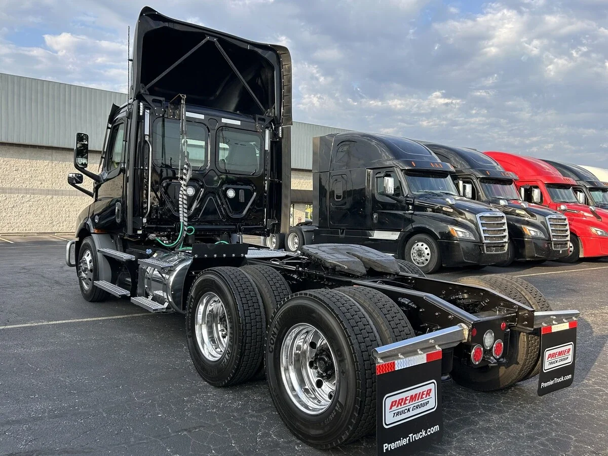 2023 Freightliner Cascadia — photo 3