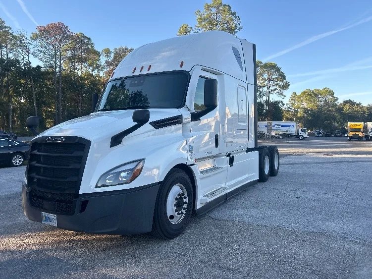 2020 Freightliner Cascadia - image 3