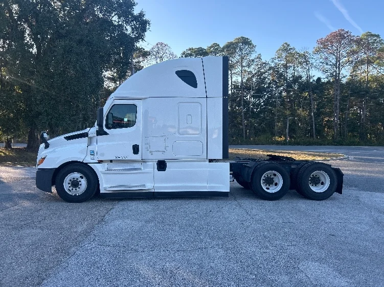 2020 Freightliner Cascadia - image 4