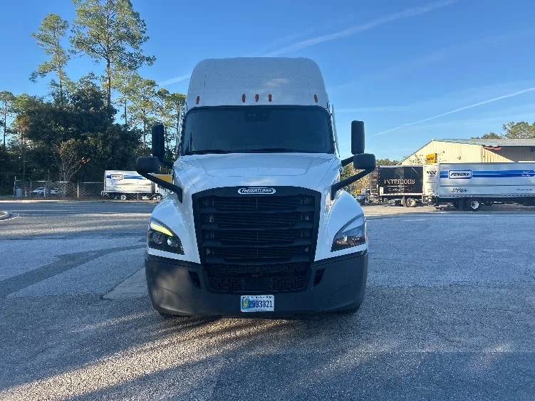 2020 Freightliner Cascadia - image 2