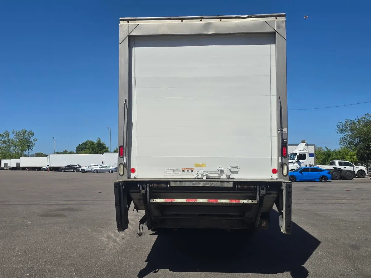 2016 Freightliner M2 106 in Tampa, FL — photo 5