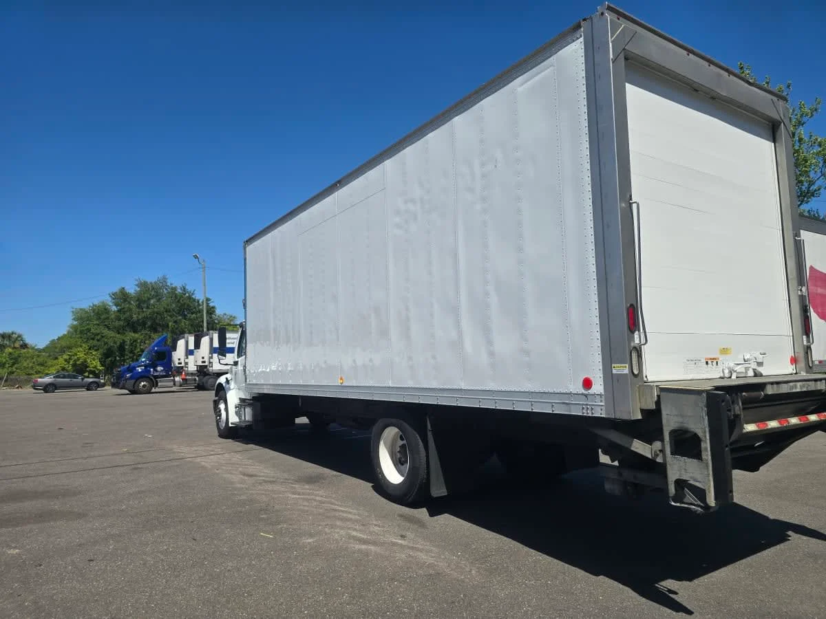 2016 Freightliner M2 106 in Tampa, FL — photo 4