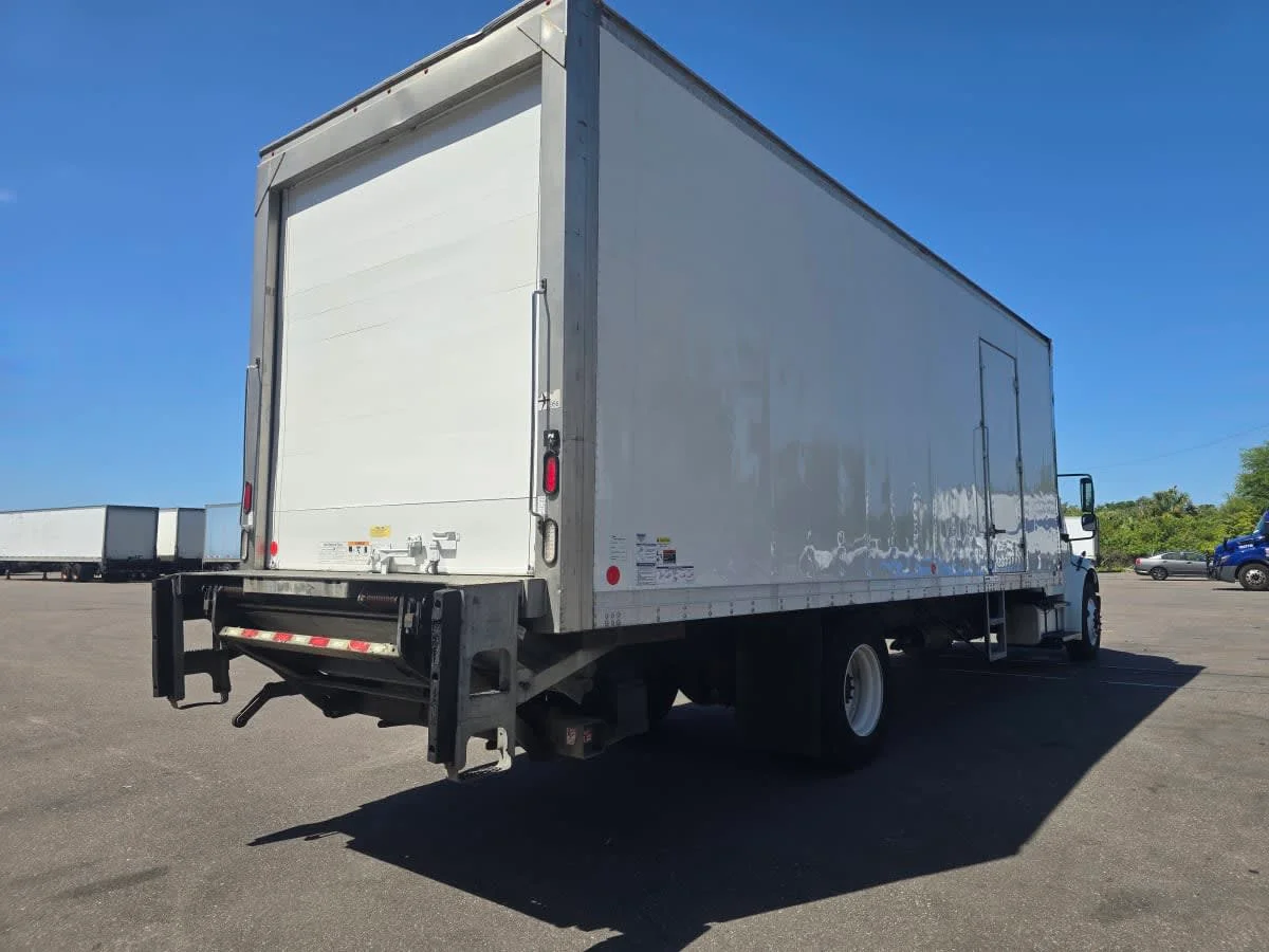 2016 Freightliner M2 106 in Tampa, FL — photo 6
