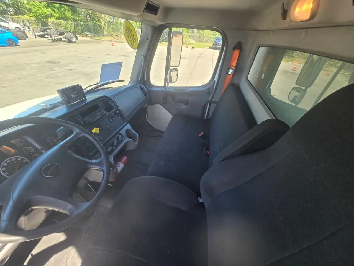 2016 Freightliner M2 106 in Tampa, FL — photo 8