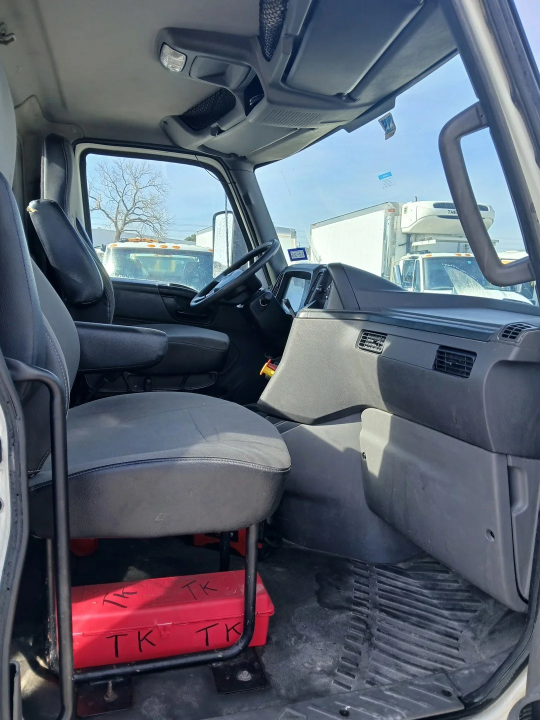 2019 International LT - image 8