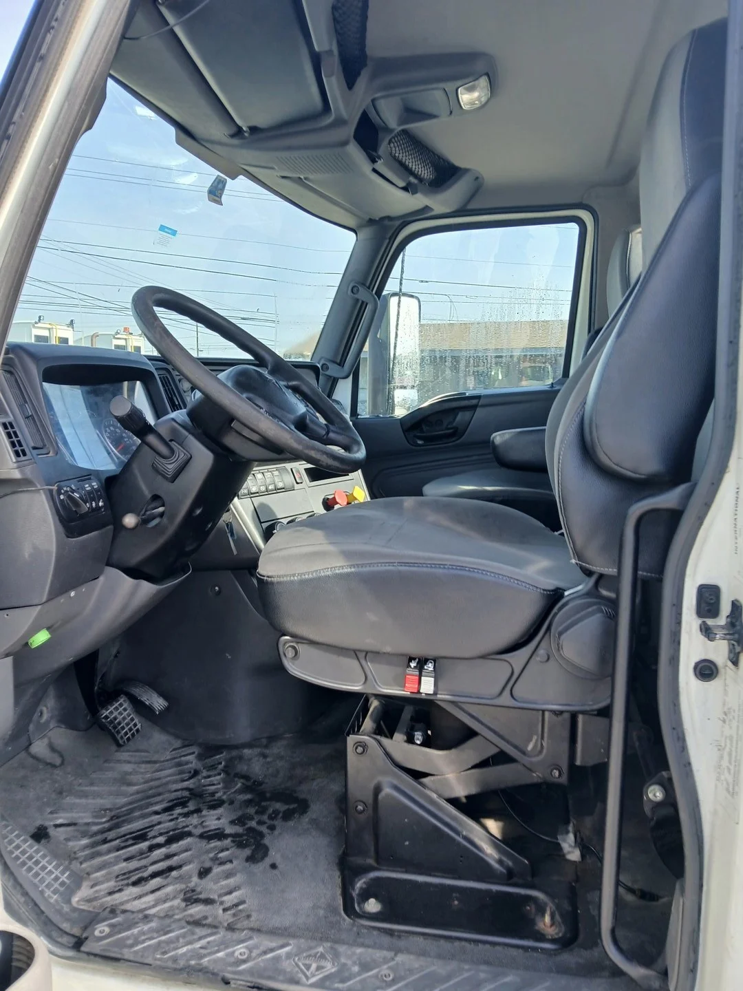 2019 International LT - image 3