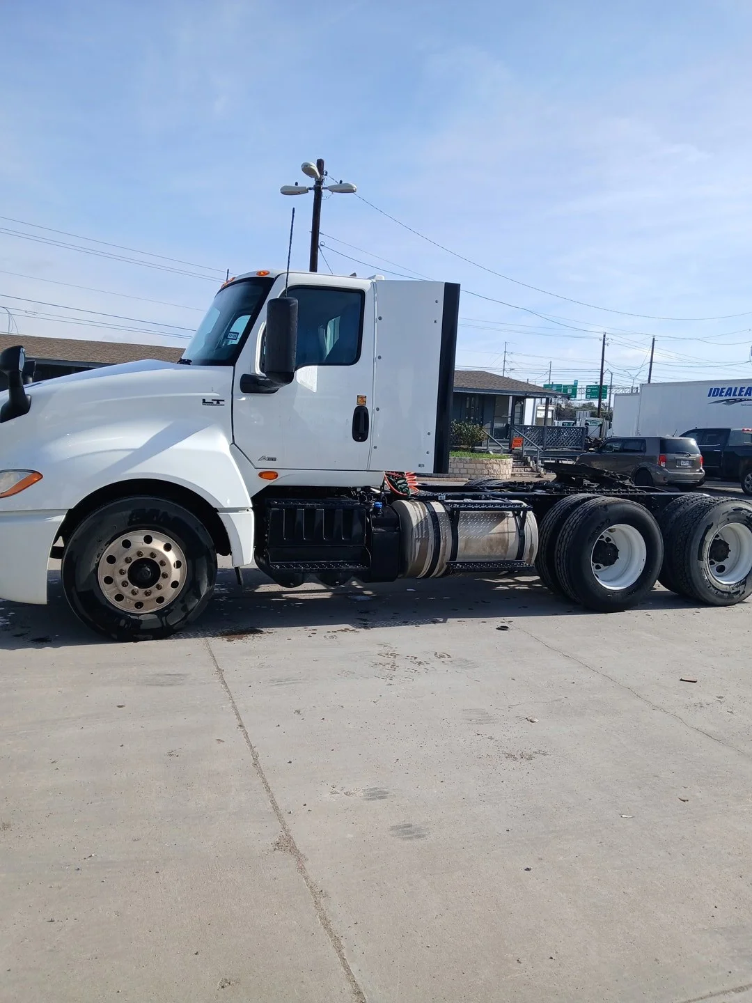 2019 International LT - image 5