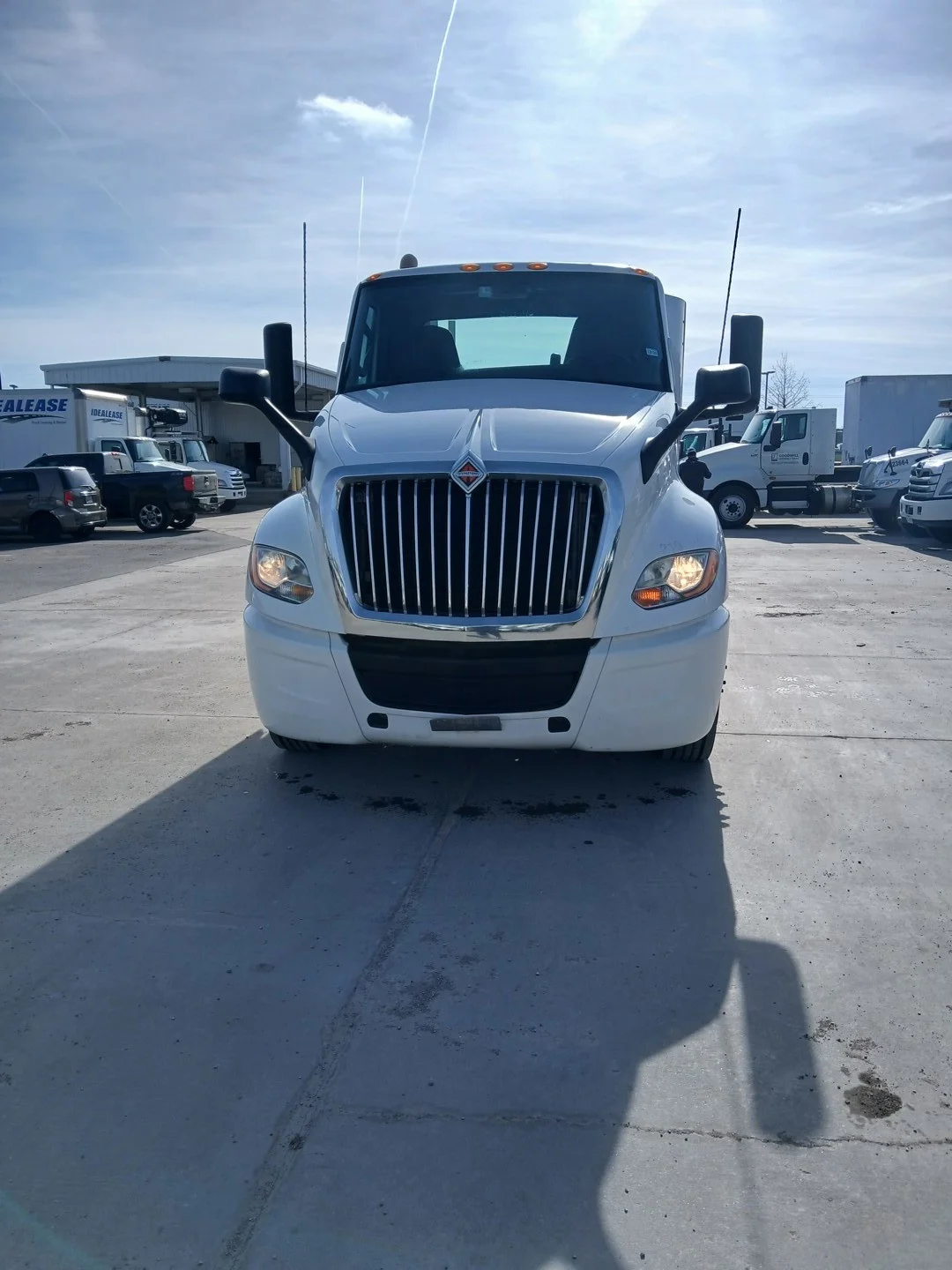 2019 International LT - image 4