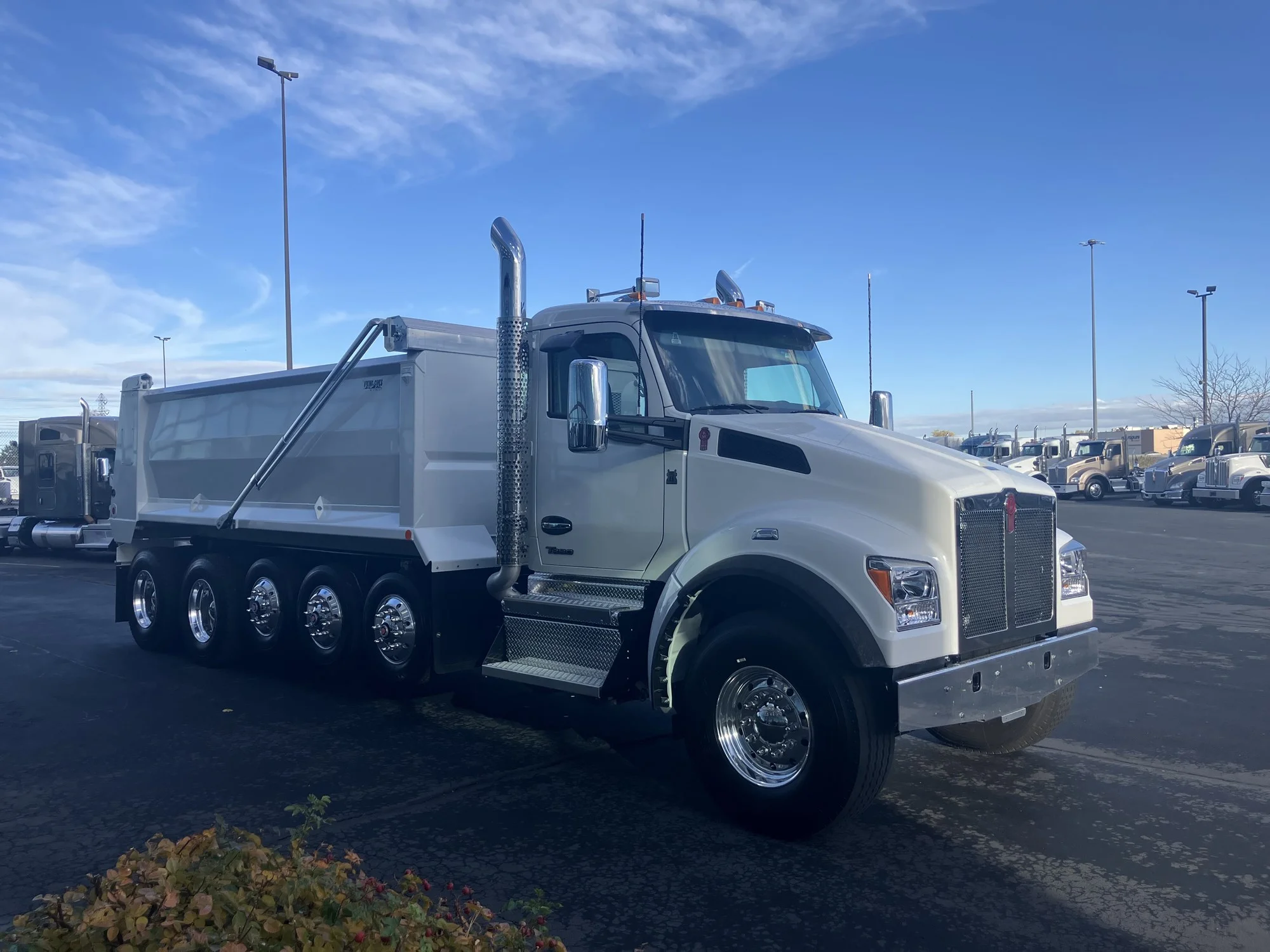2026 Kenworth T880 - image 3