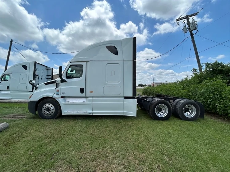 2019 Freightliner Cascadia - image 8