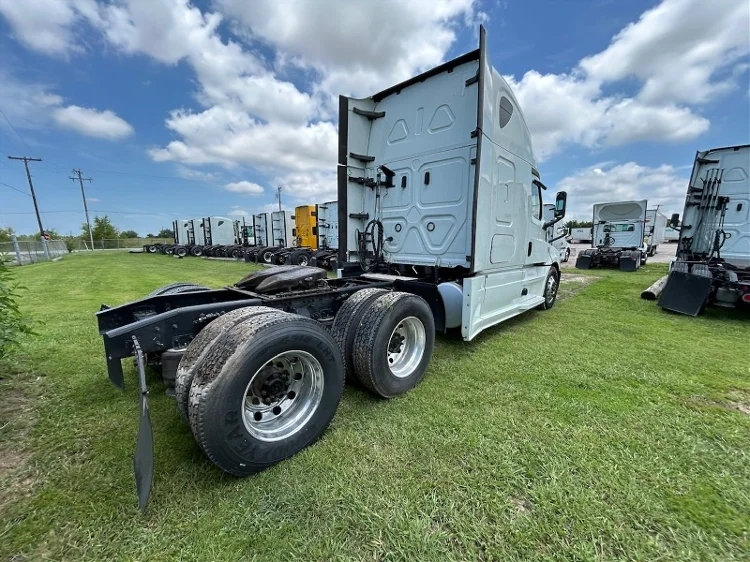 2019 Freightliner Cascadia - image 5