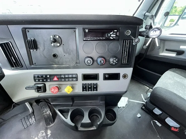 2019 Freightliner Cascadia - image 10