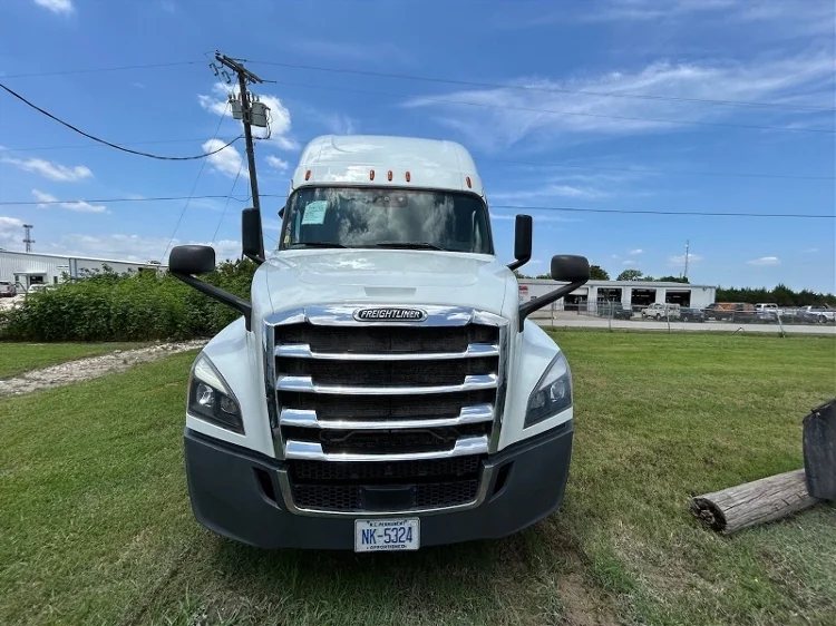 2019 Freightliner Cascadia - image 2