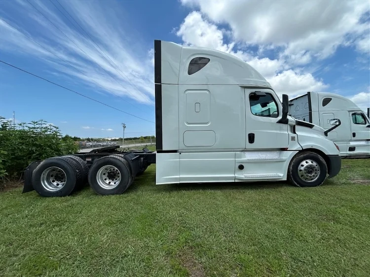 2019 Freightliner Cascadia - image 4