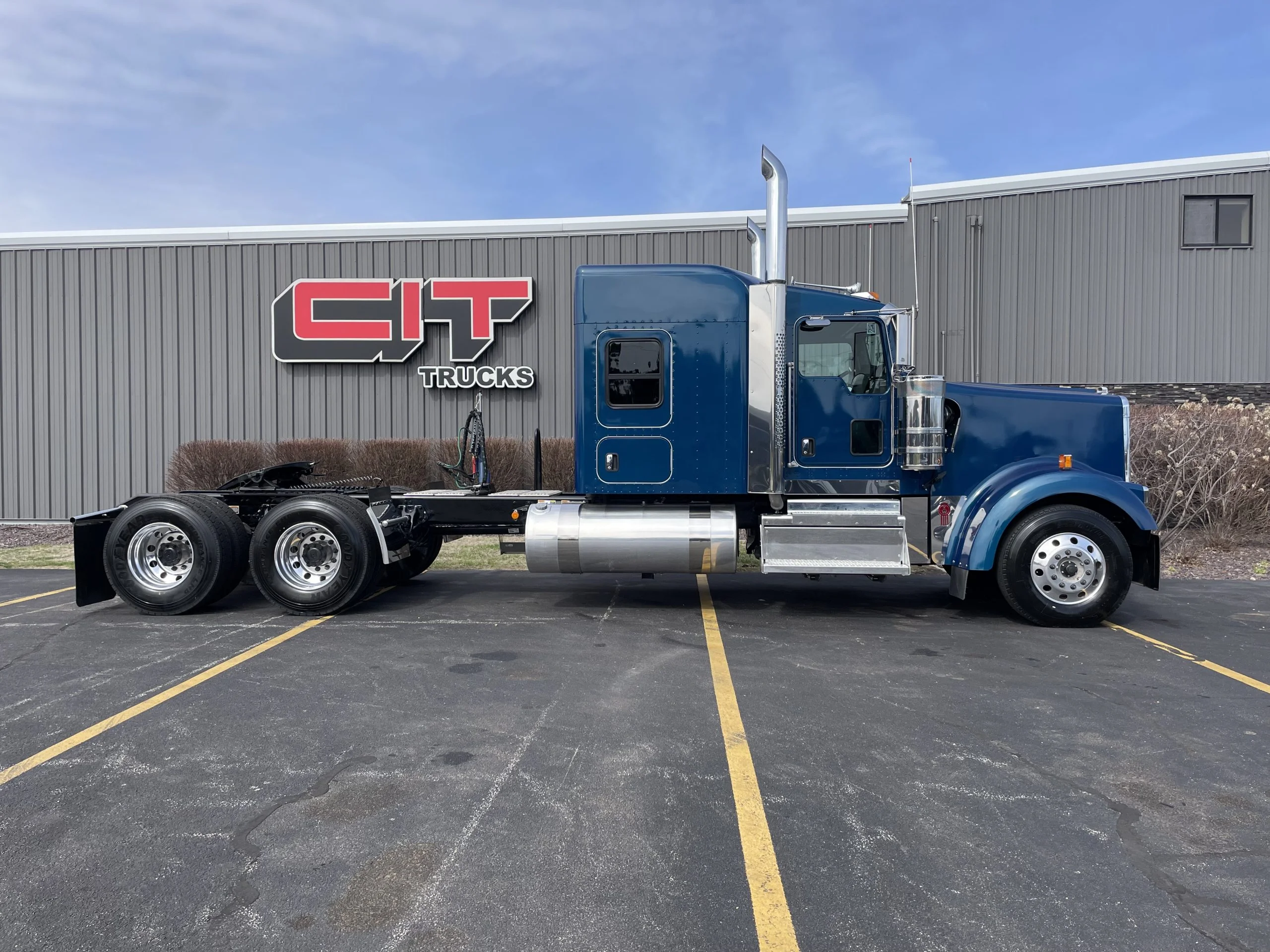 2027 Kenworth W900 in Normal, IL — photo 4