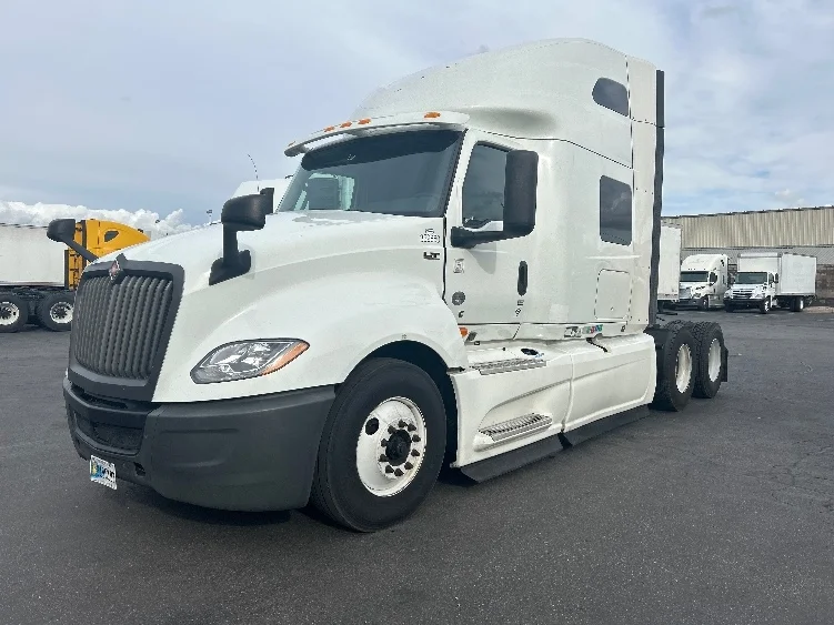 2020 International LT - image 3