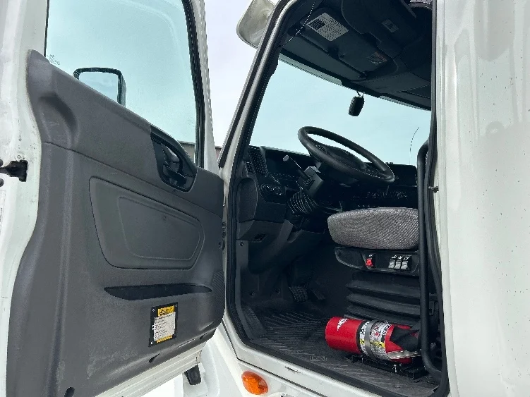 2020 International LT - image 9