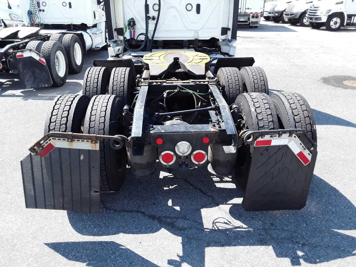 2019 Freightliner Cascadia - image 11