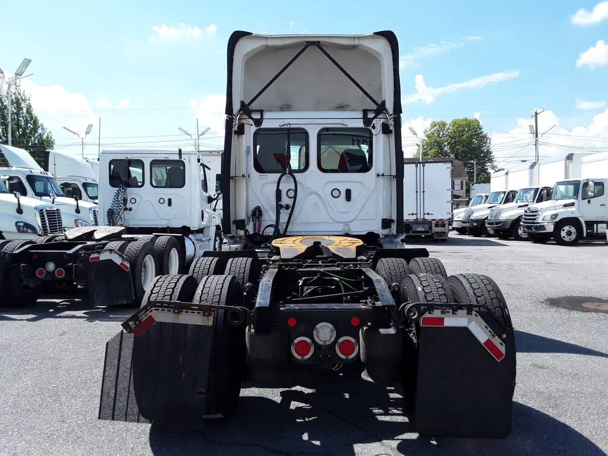 2019 Freightliner Cascadia - image 5