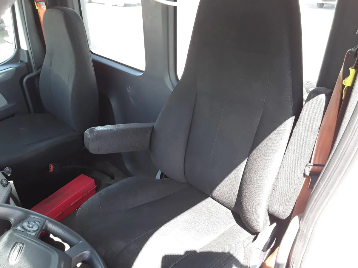 2019 Freightliner Cascadia - image 10