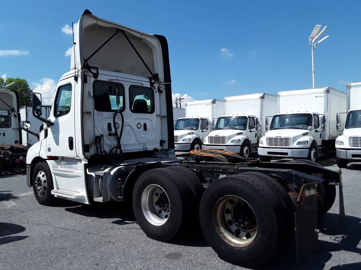 2019 Freightliner Cascadia - image 6