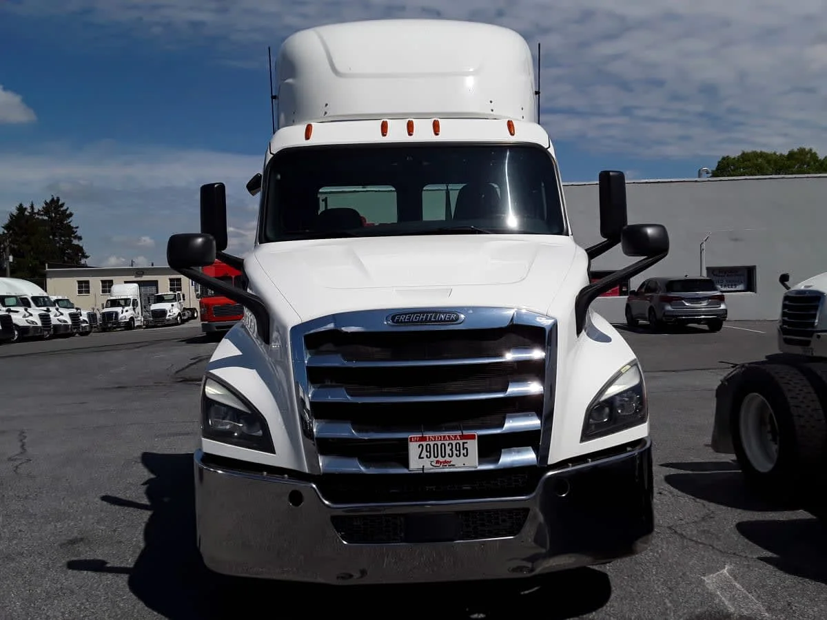 2019 Freightliner Cascadia - image 2